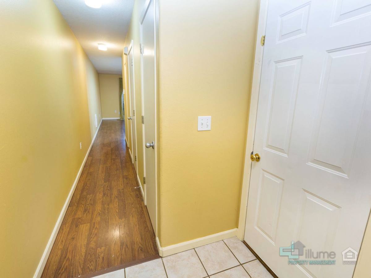 Townhouse for rent at 5215 SE Pardee St, Portland, OR 97206