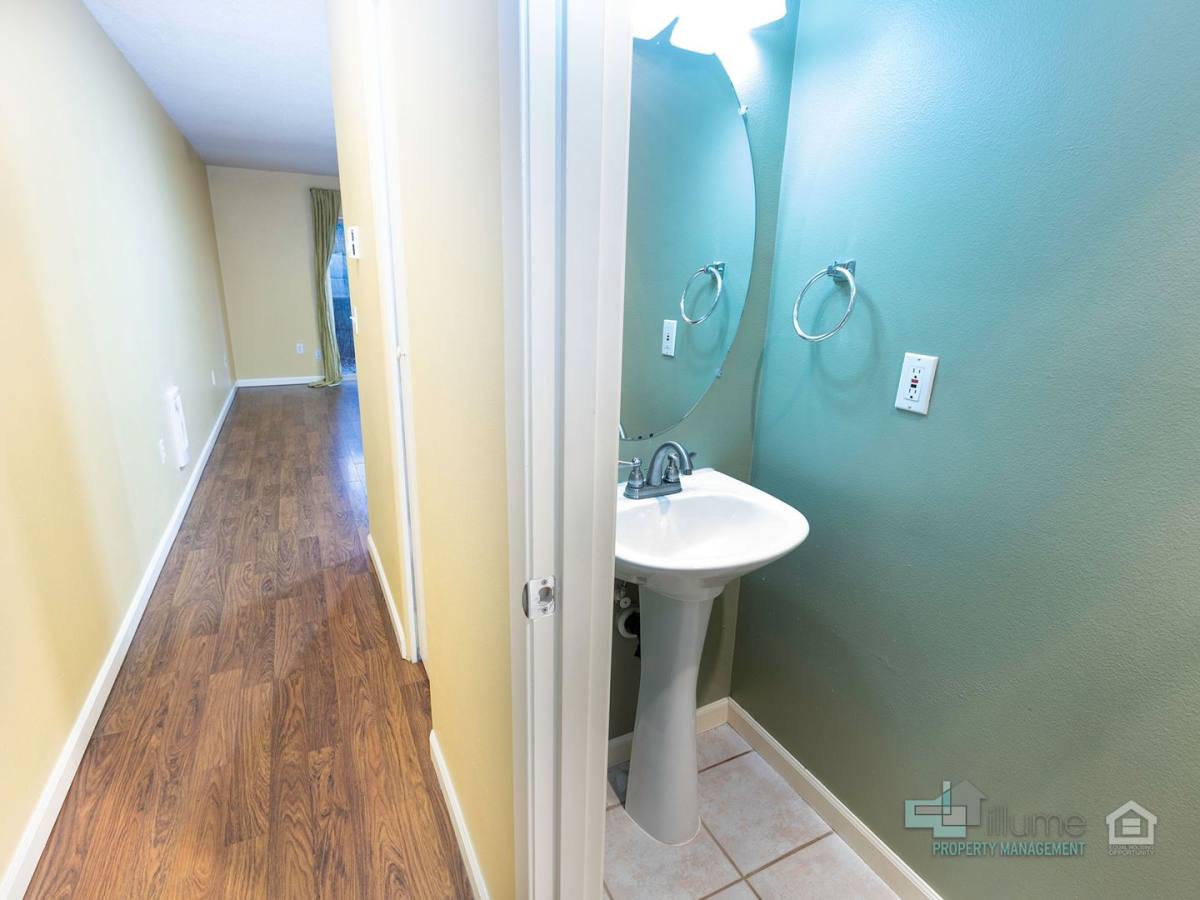 Townhouse for rent at 5215 SE Pardee St, Portland, OR 97206