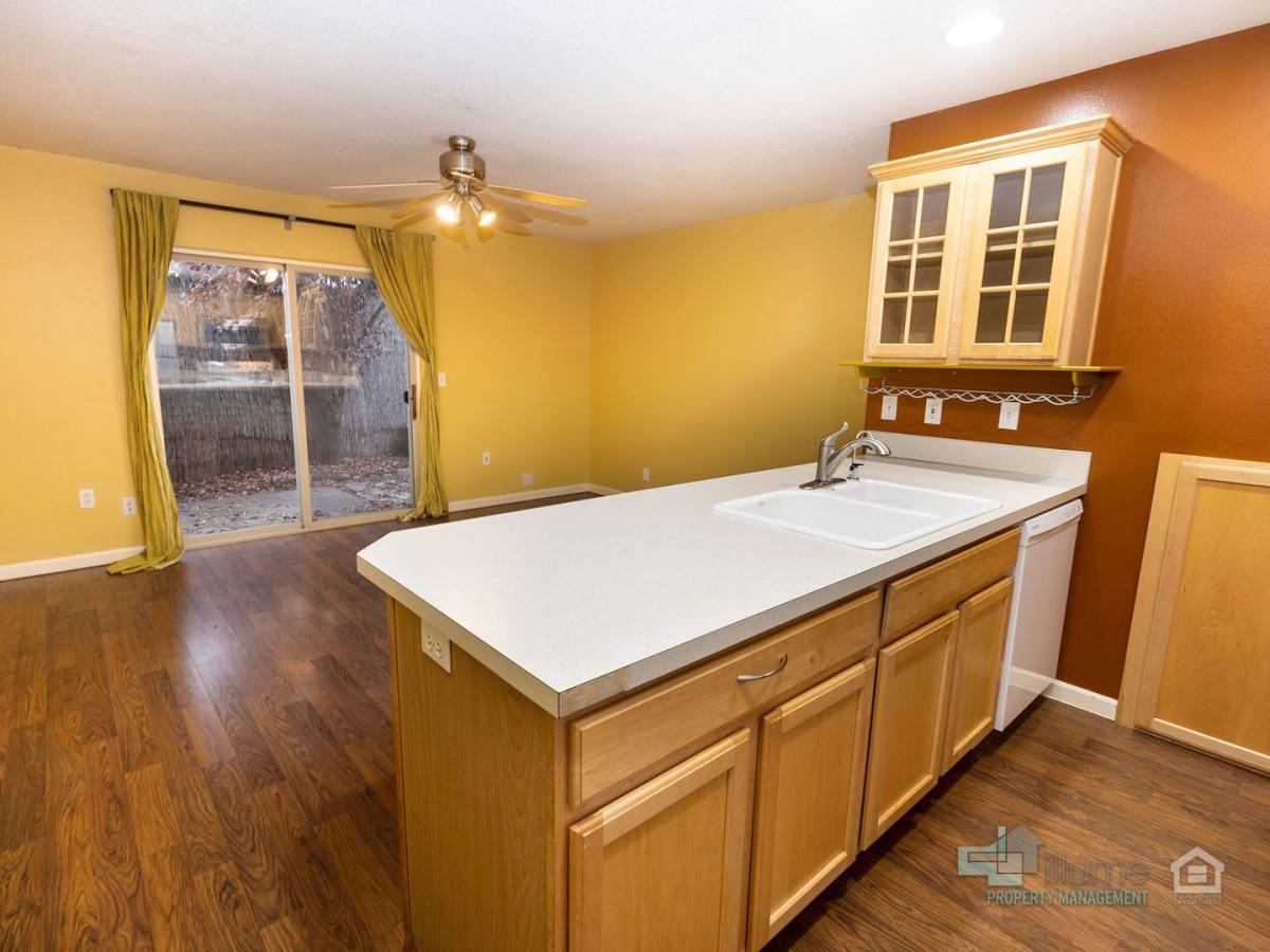 Townhouse for rent at 5215 SE Pardee St, Portland, OR 97206