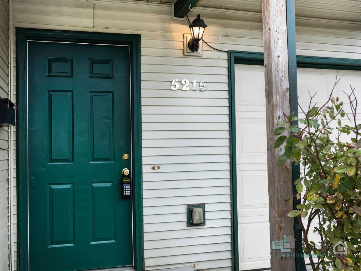 Townhouse for rent at 5215 SE Pardee St, Portland, OR 97206