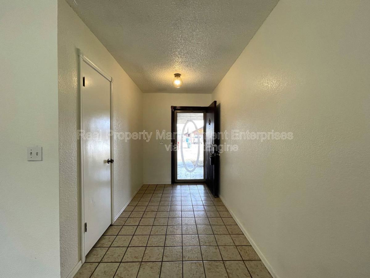 House for rent at 3009 Big Oak Dr, Oklahoma City, OK 73110