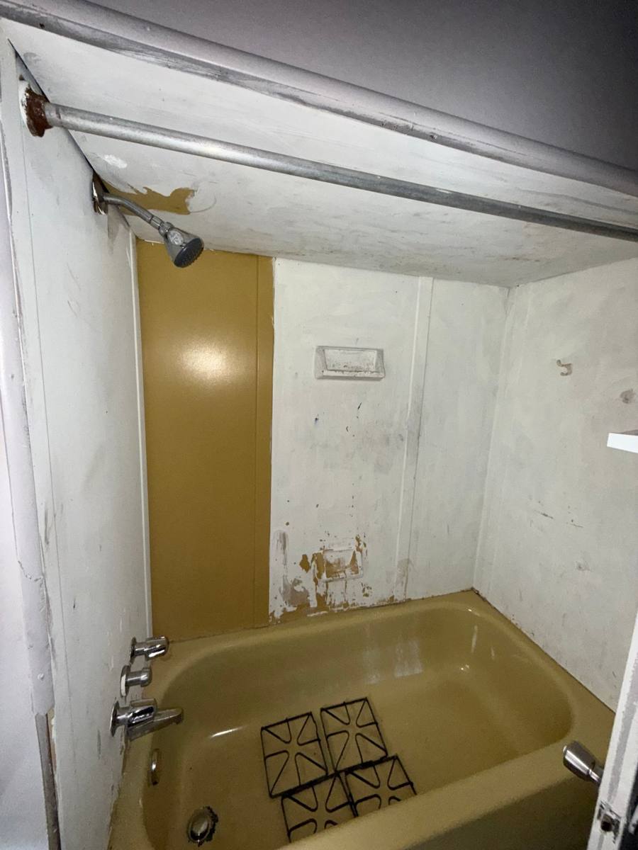 House for rent at 2433 Pennsylvania Ave, Flint, MI 48506