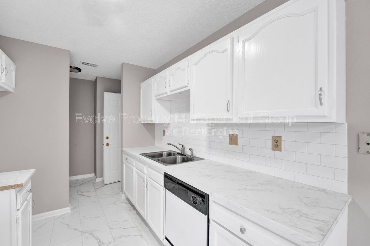 Apartment for rent at 3014 Meadows Lane, Memphis, TN 38118