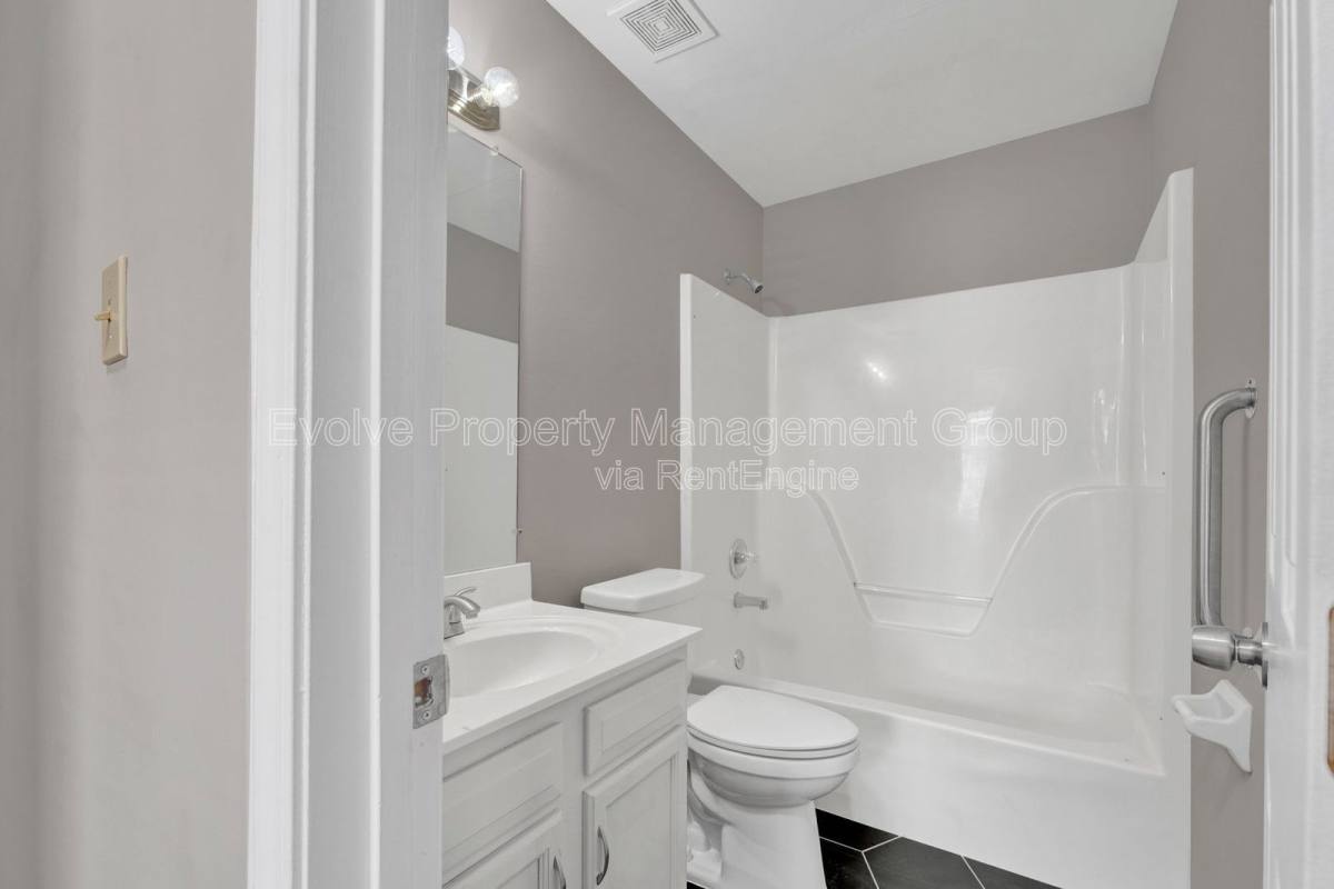 Apartment for rent at 3014 Meadows Lane, Memphis, TN 38118