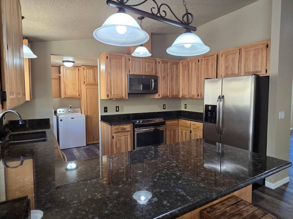 House for rent at 941 Colonial Rd, Roseburg, OR 97471