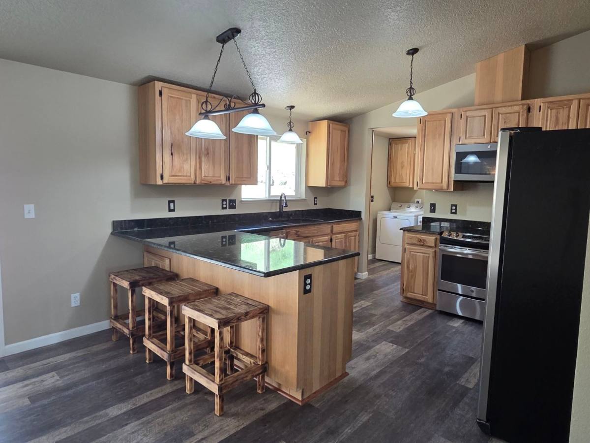 House for rent at 941 Colonial Rd, Roseburg, OR 97471