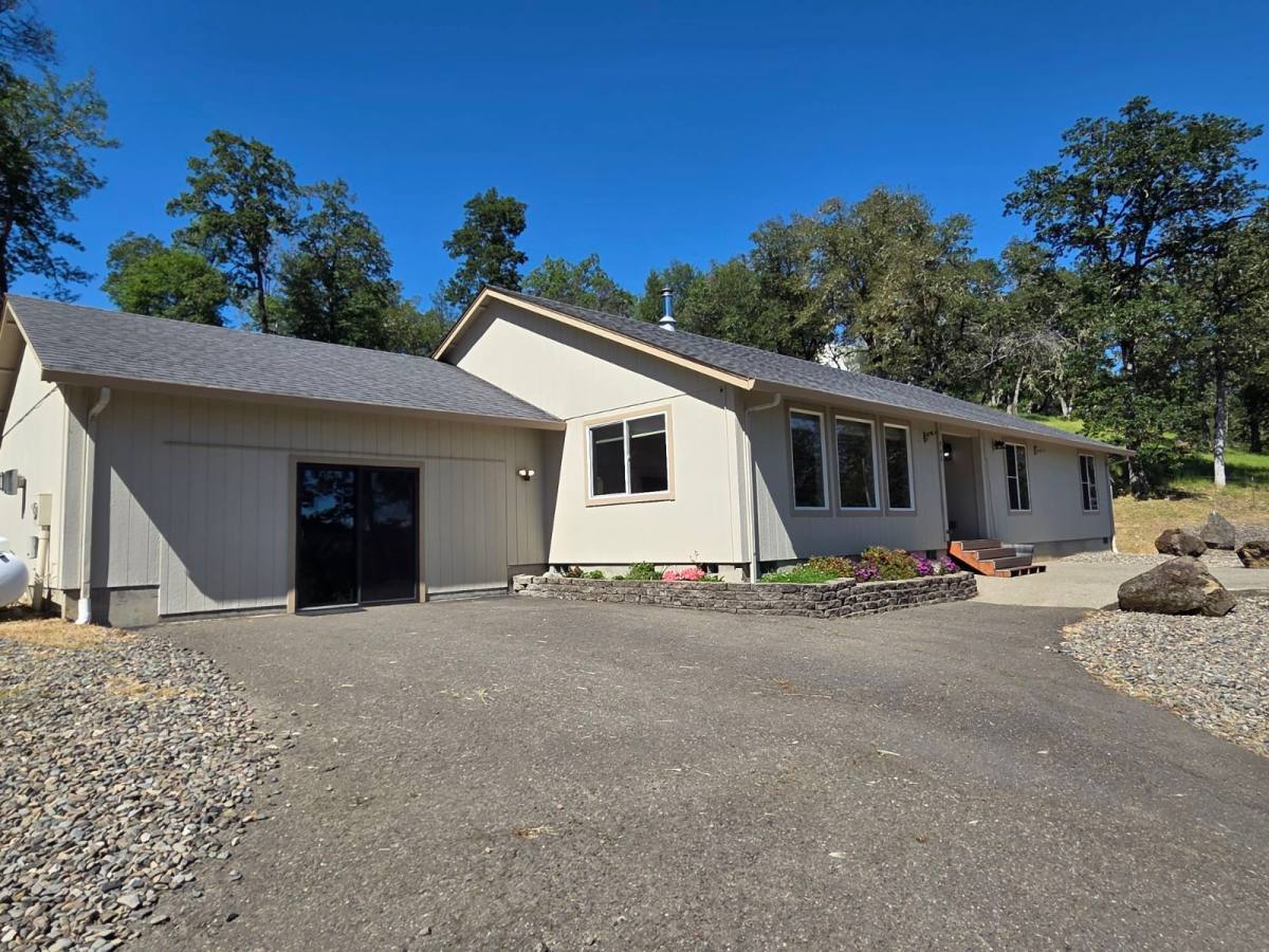 House for rent at 941 Colonial Rd, Roseburg, OR 97471