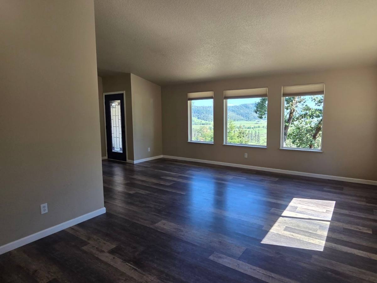 House for rent at 941 Colonial Rd, Roseburg, OR 97471