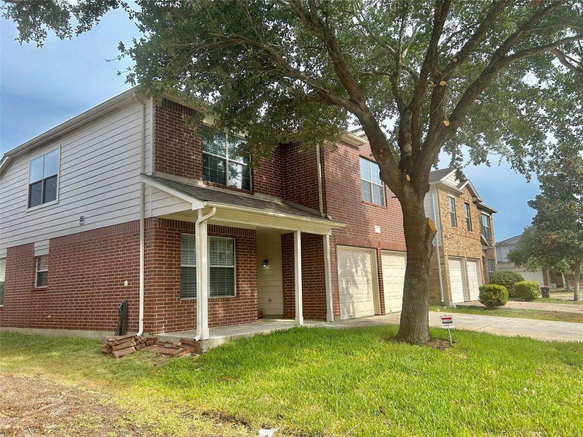 House for rent at 10623 Sugar Trace Dr, Sugar Land, TX 77498