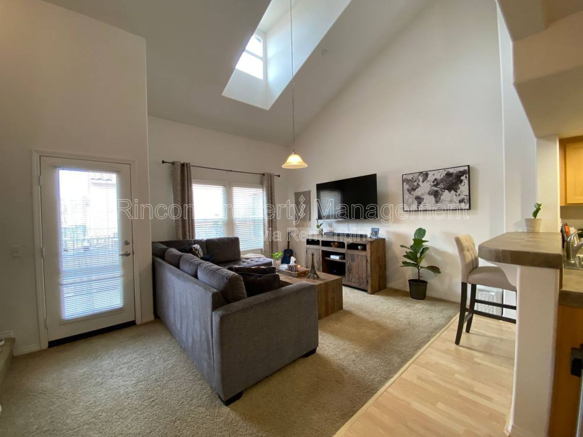 Townhouse for rent at 11216 Snapdragon St, Ventura, CA 93004
