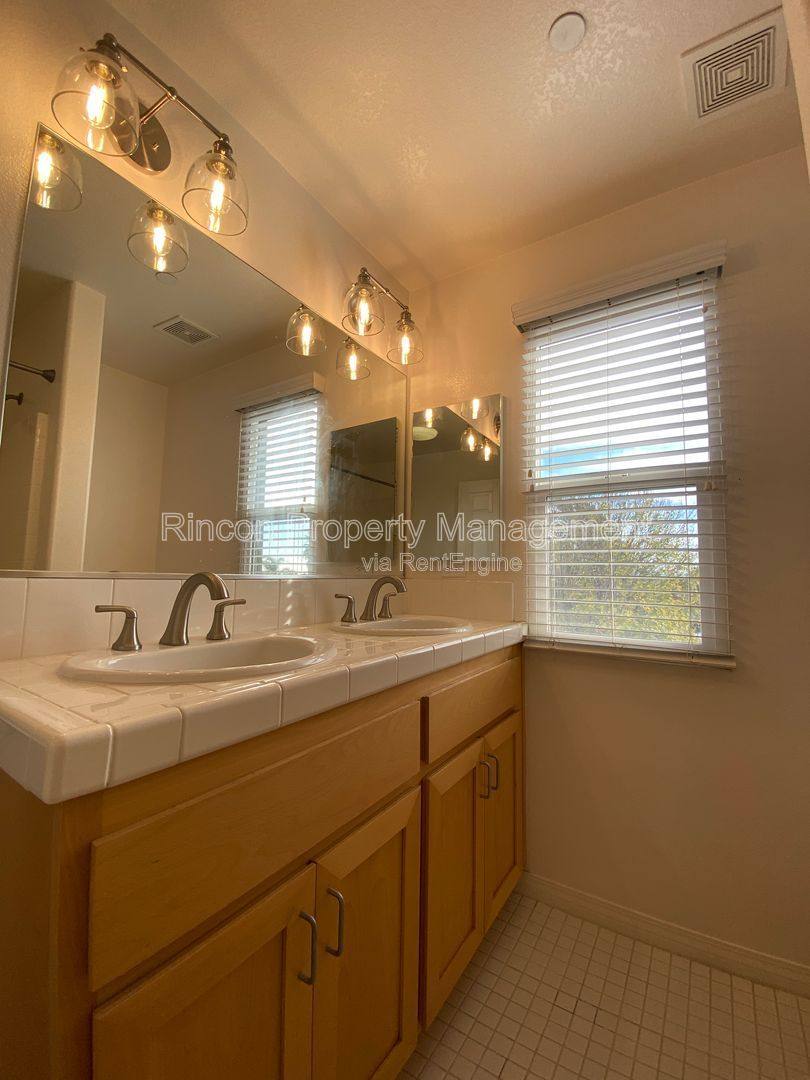 Townhouse for rent at 11216 Snapdragon St, Ventura, CA 93004