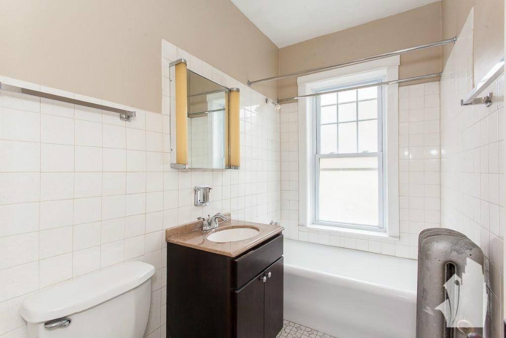 Apartment for rent at 2100 W Ainslie St #E03, Chicago, IL 60625