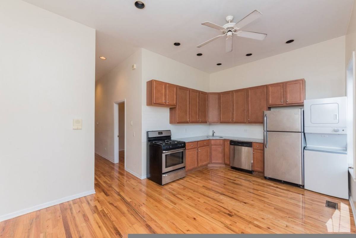 Apartment for rent at 2454 N Southport Ave #1F, Chicago, IL 60614