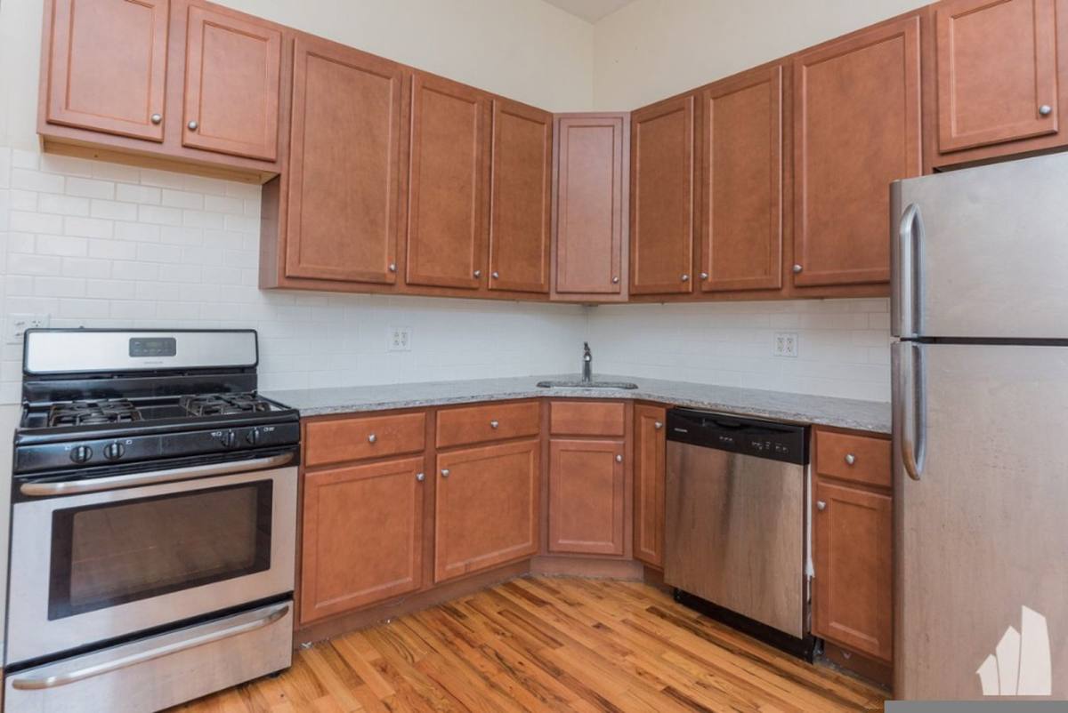 Apartment for rent at 2454 N Southport Ave #1F, Chicago, IL 60614