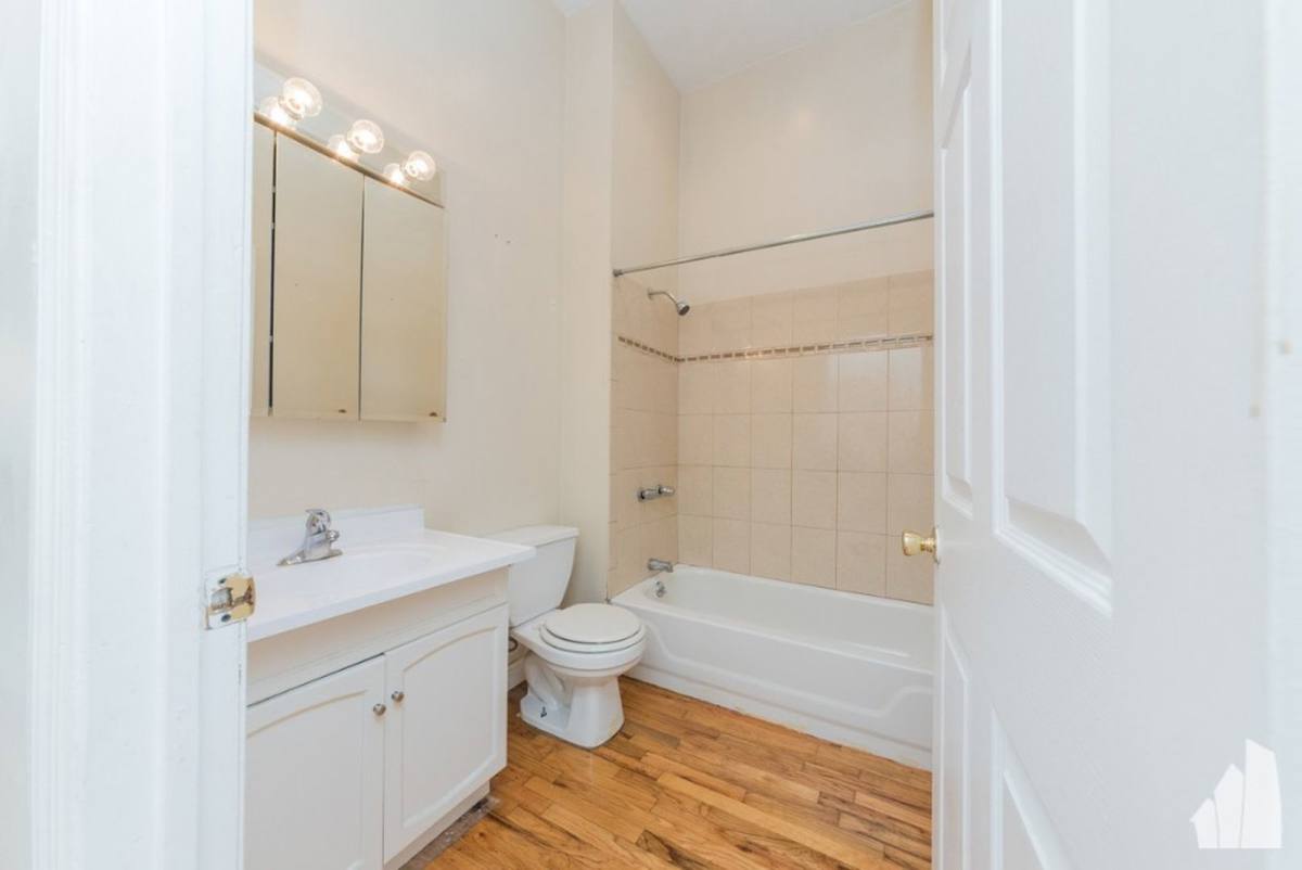 Apartment for rent at 2454 N Southport Ave #1F, Chicago, IL 60614