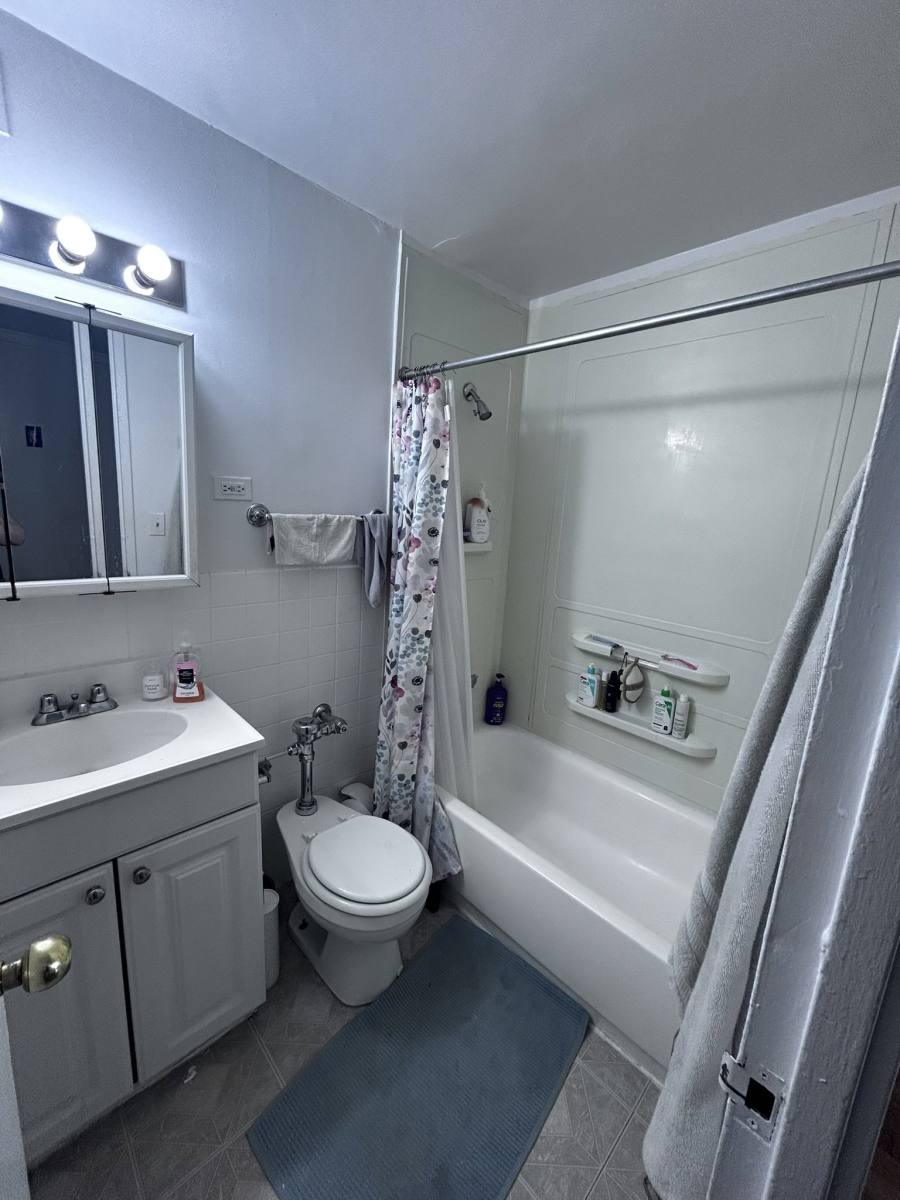 Apartment for rent at 833 W Buena Ave #904, Chicago, IL 60613