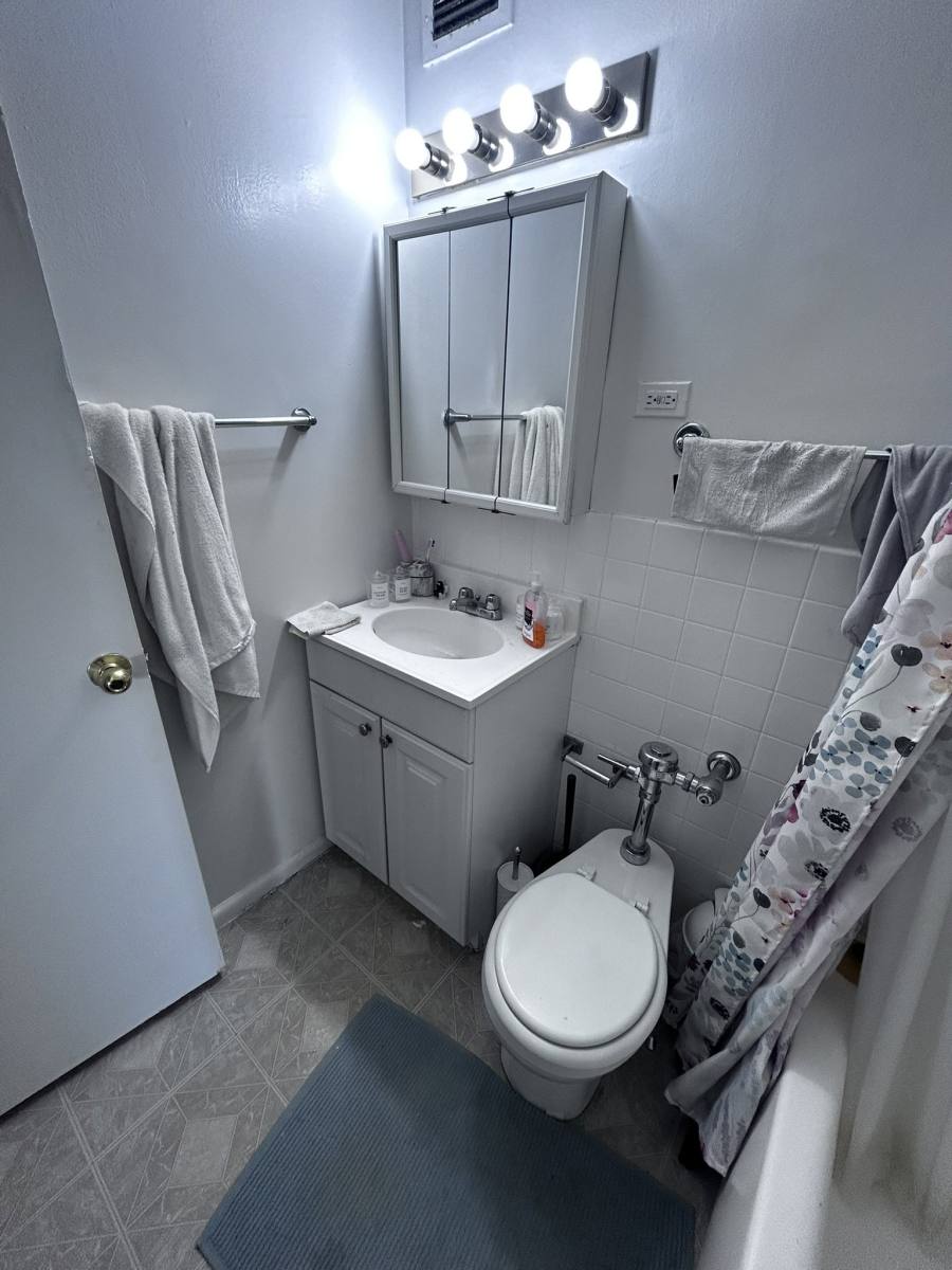 Apartment for rent at 833 W Buena Ave #904, Chicago, IL 60613