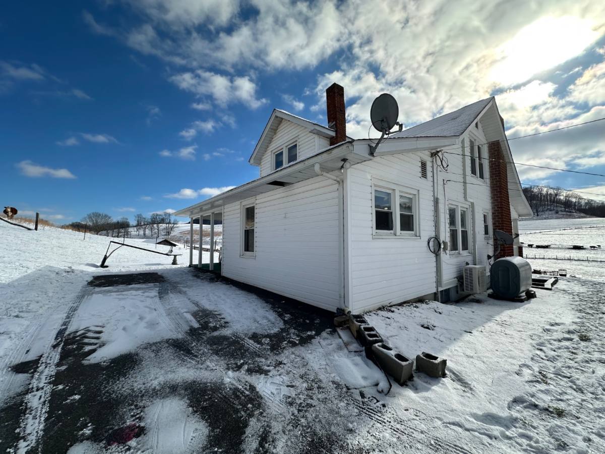 House for rent at 6123 Boozy Creek Rd, Bristol, VA 24202