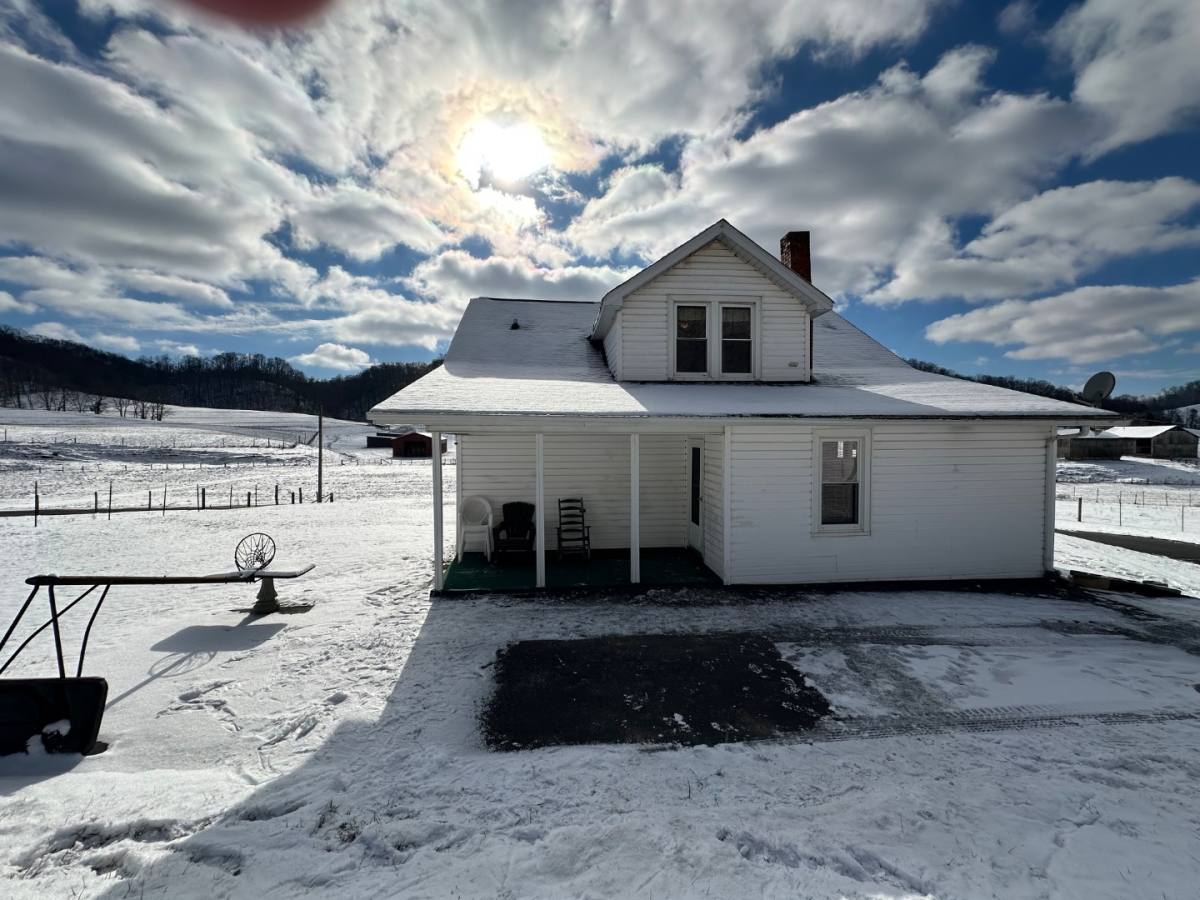 House for rent at 6123 Boozy Creek Rd, Bristol, VA 24202