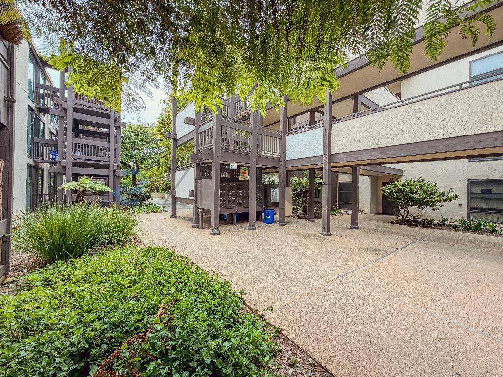 Apartment for rent at 7742 Redlands St #H1030, Playa Del Rey, CA 90293