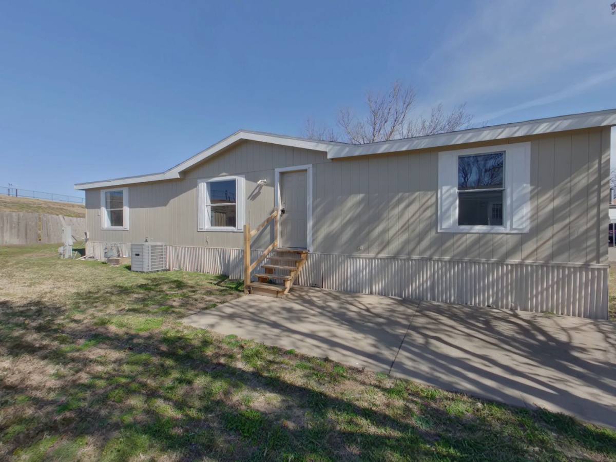 House for rent at 2320 E Macarthur Rd, Wichita, KS 67216
