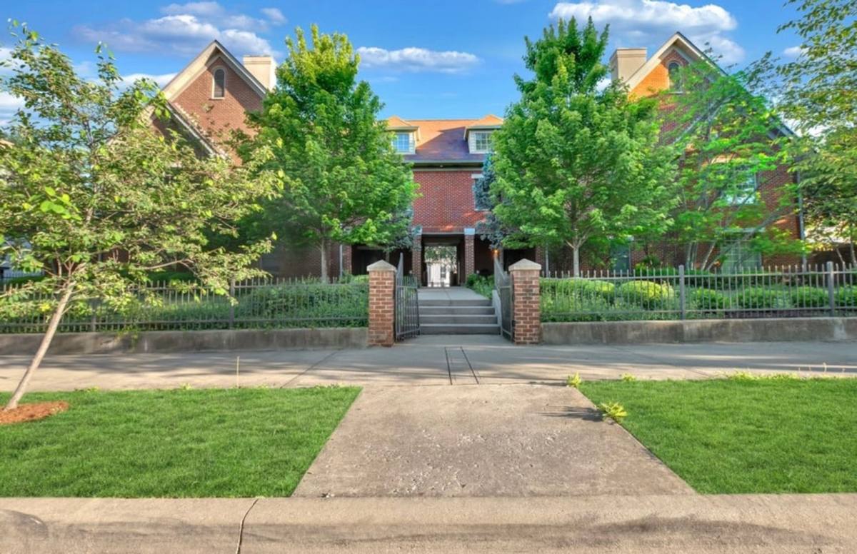 Apartment for rent at 807 E Main St, New Albany, IN 47150
