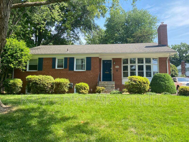 House for rent at 906 Neal Dr, Alexandria, VA 22308