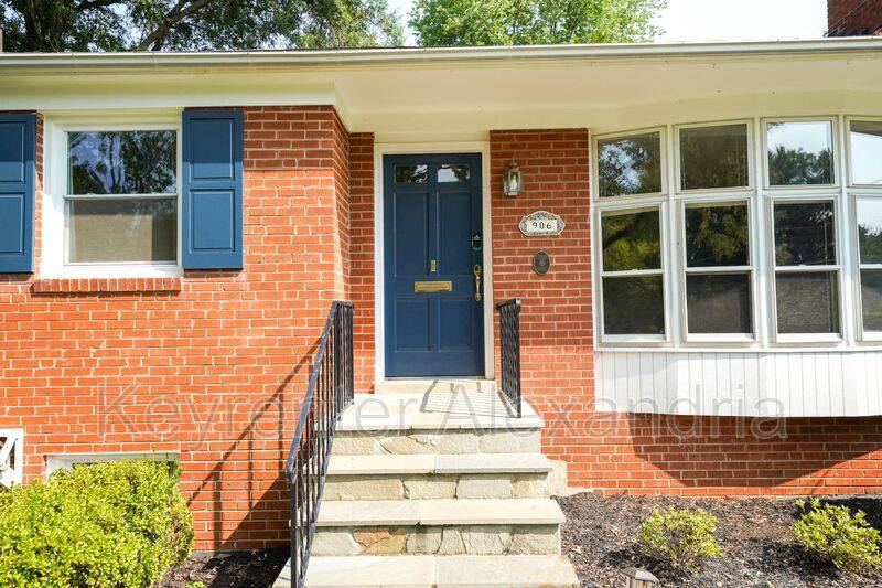 House for rent at 906 Neal Dr, Alexandria, VA 22308