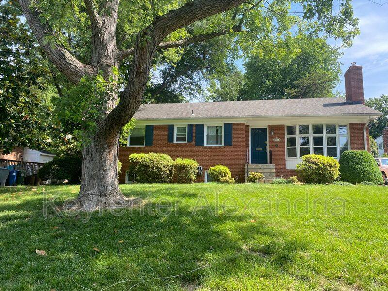 House for rent at 906 Neal Dr, Alexandria, VA 22308