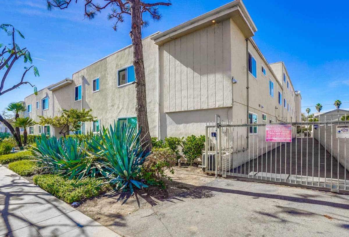 Apartment for rent at 6325 8th Ave, Los Angeles, CA 90043