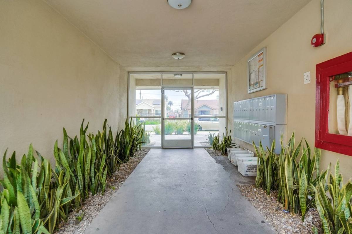 Apartment for rent at 6325 8th Ave, Los Angeles, CA 90043