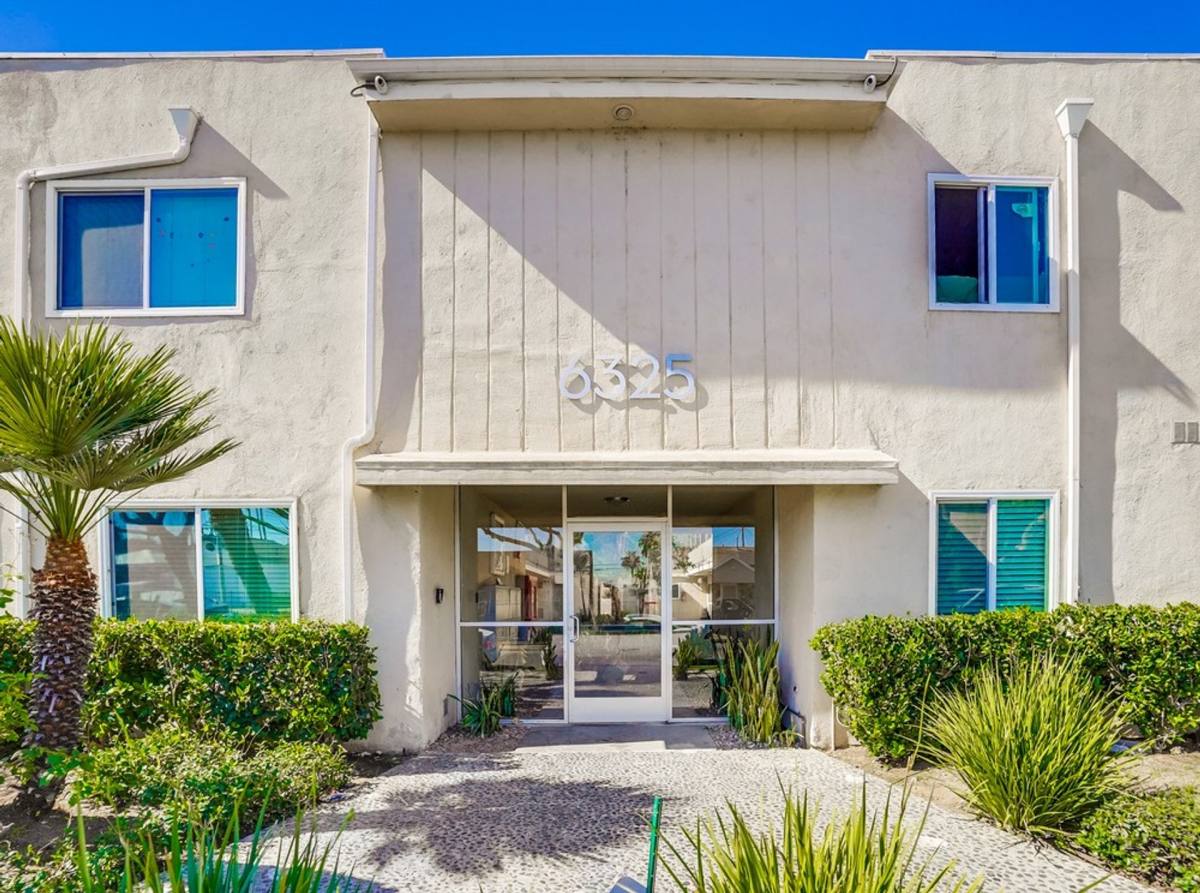 Apartment for rent at 6325 8th Ave, Los Angeles, CA 90043