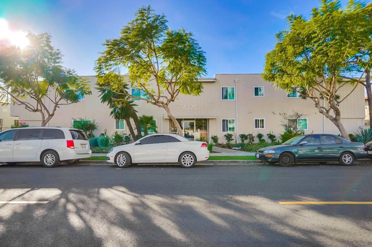 Apartment for rent at 6325 8th Ave, Los Angeles, CA 90043
