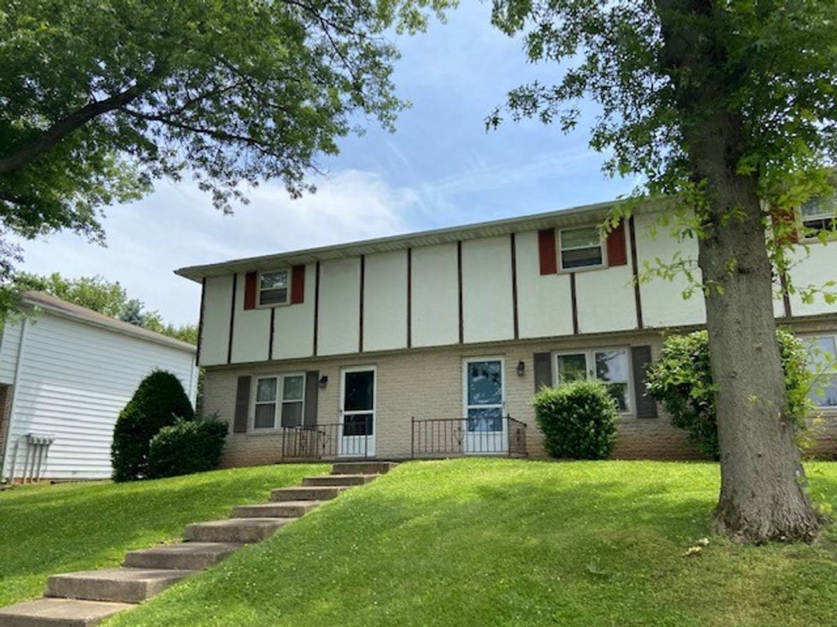 Townhouse for rent at 146 Oak Manor Dr, York, PA 17402