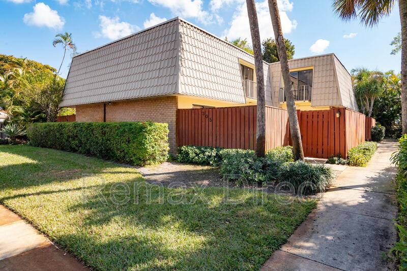Townhouse for rent at 1700 Embassy Dr #305, West Palm Beach, FL 33401