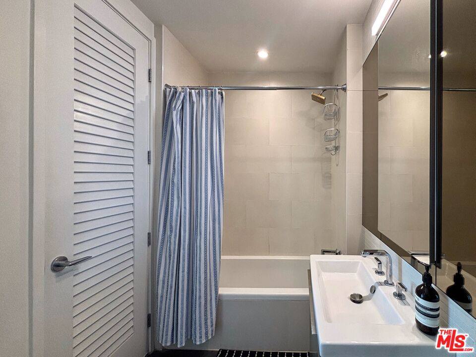 Apartment for rent at 889 Francisco St #2305, Los Angeles, CA 90017