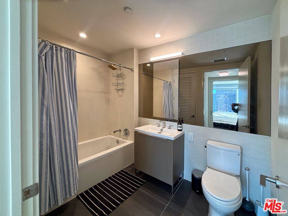 Apartment for rent at 889 Francisco St #2305, Los Angeles, CA 90017