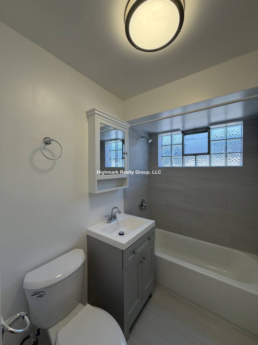Apartment for rent at 2752 W N Shore Ave #2EE, Chicago, IL 60645