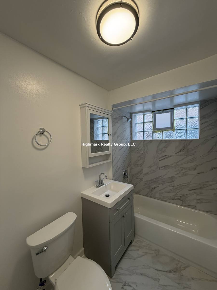 Apartment for rent at 2752 W N Shore Ave #2EE, Chicago, IL 60645