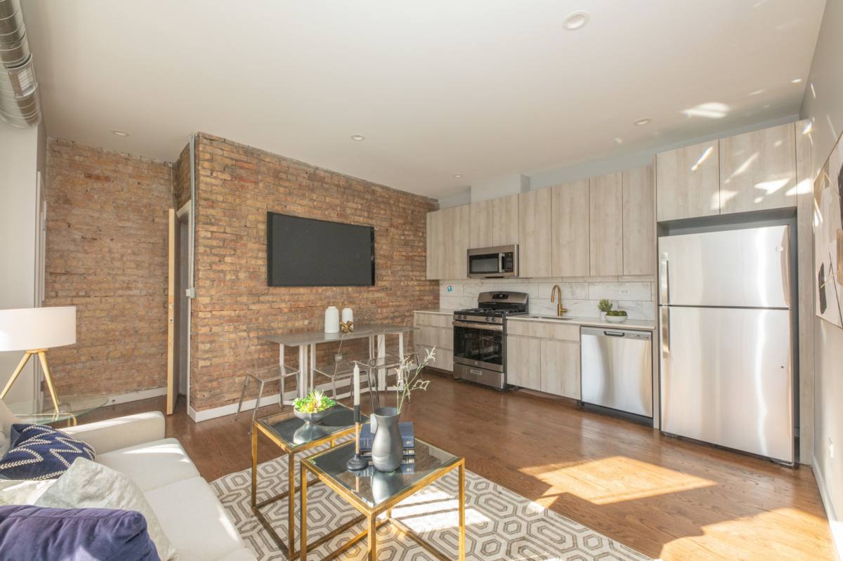 Apartment for rent at 855-2B W Barry Ave, Chicago, IL 60657