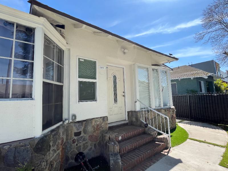 Apartment for rent at 2910 S Budlong Ave, Los Angeles, CA 90007