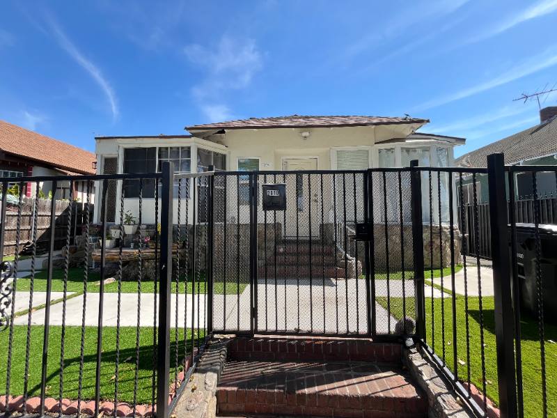 Apartment for rent at 2910 S Budlong Ave, Los Angeles, CA 90007