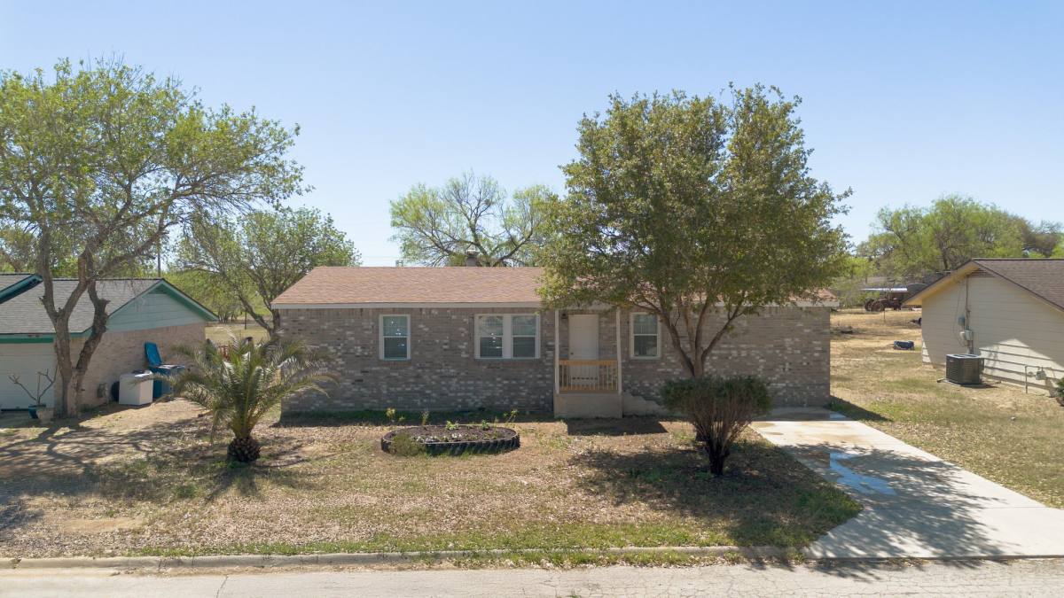 House for rent at 1541 Sandra Circle, Pleasanton, TX 78064
