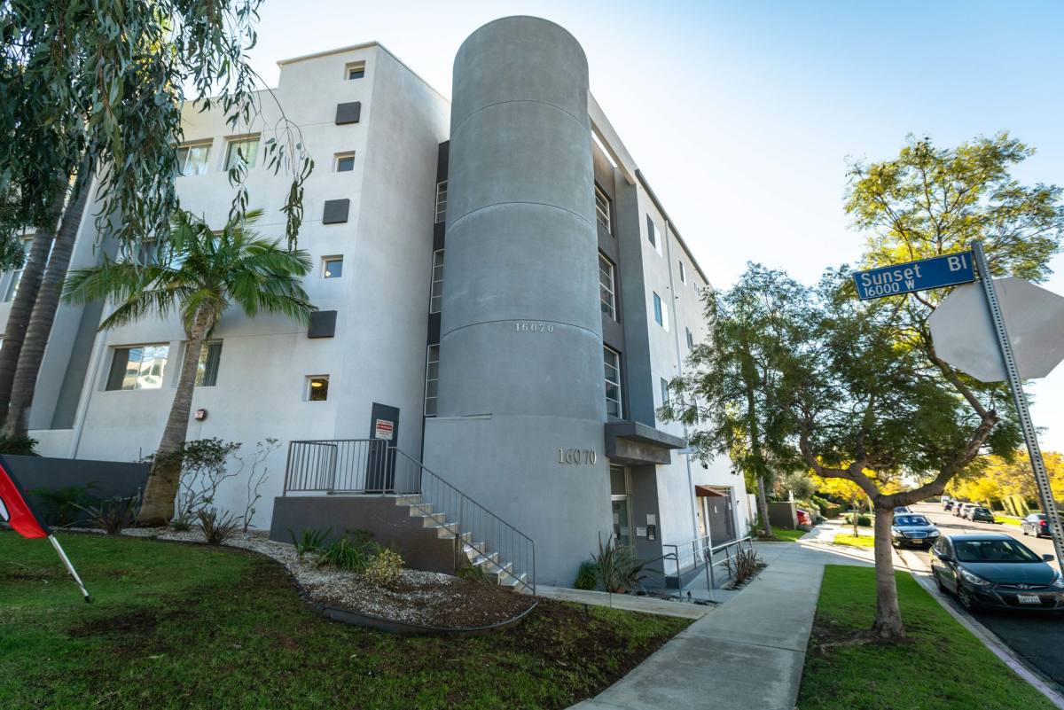 Apartment for rent at 16070 Sunset Blvd, Pacific Palisades, CA 90272