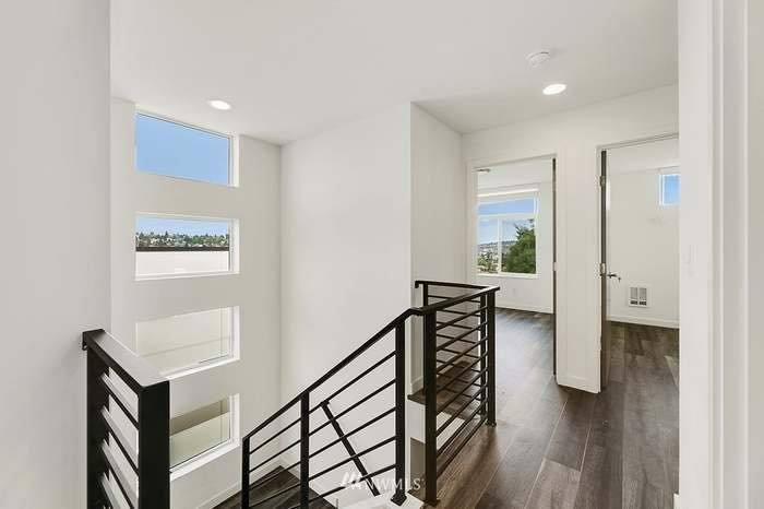 Townhouse for rent at 908 W Emerson St, Seattle, WA 98119