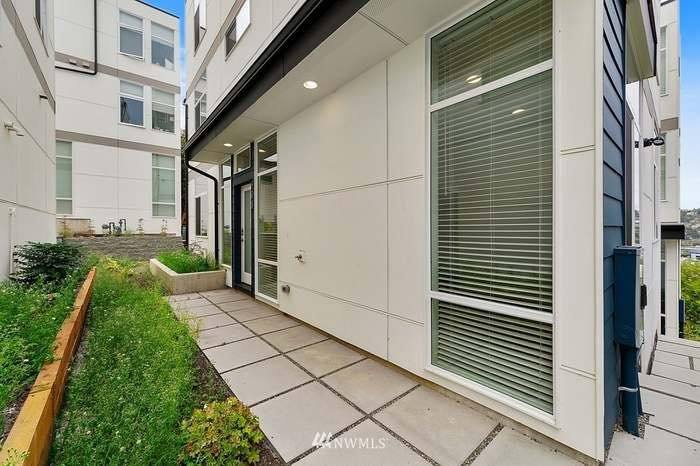 Townhouse for rent at 908 W Emerson St, Seattle, WA 98119