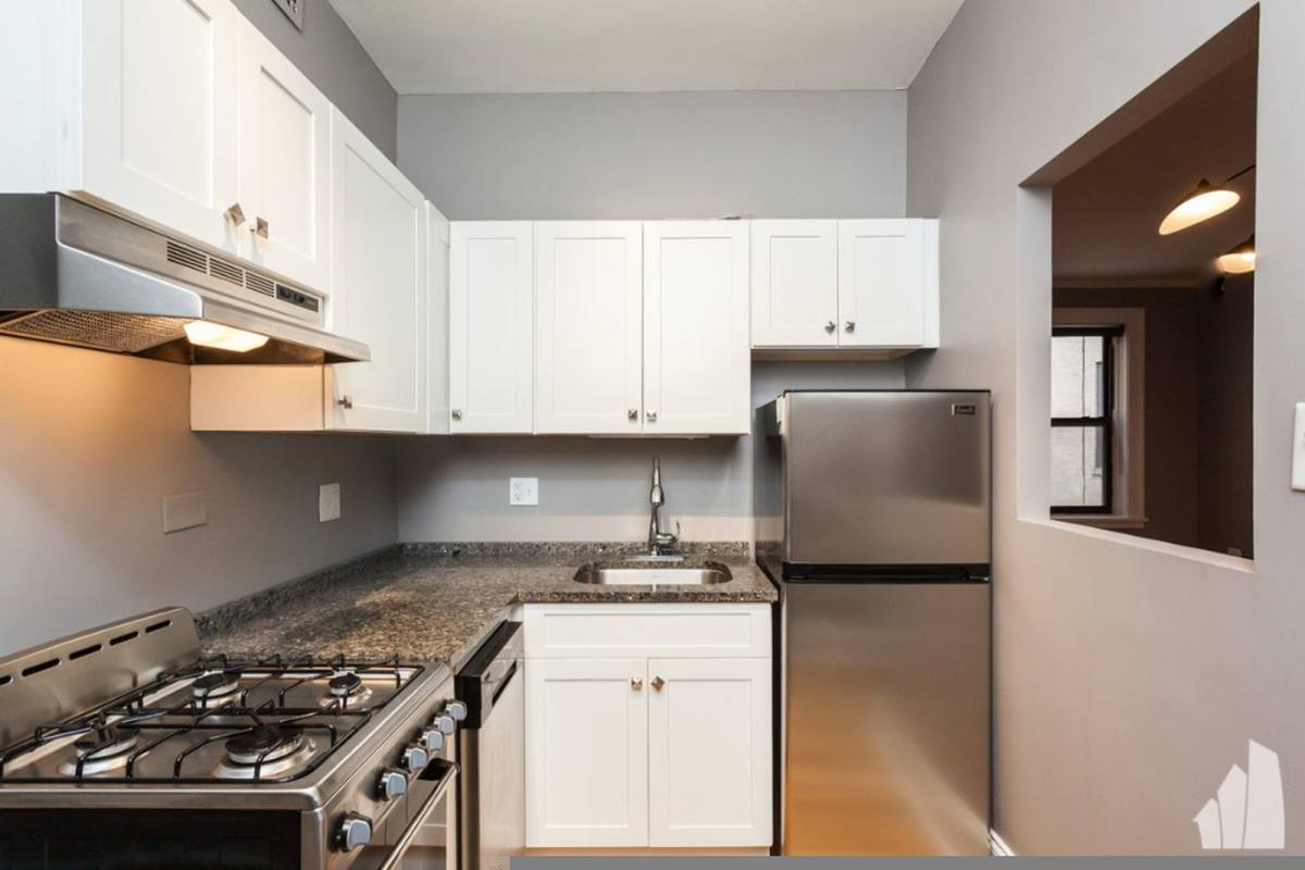 Apartment for rent at 439 W Melrose St #2A, Chicago, IL 60657