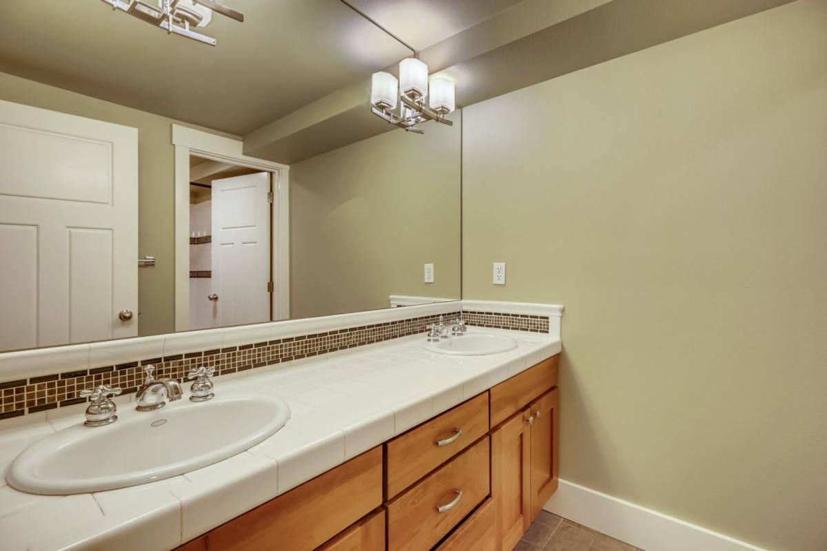Townhouse for rent at 1108 Taylor Ave N, Seattle, WA 98109