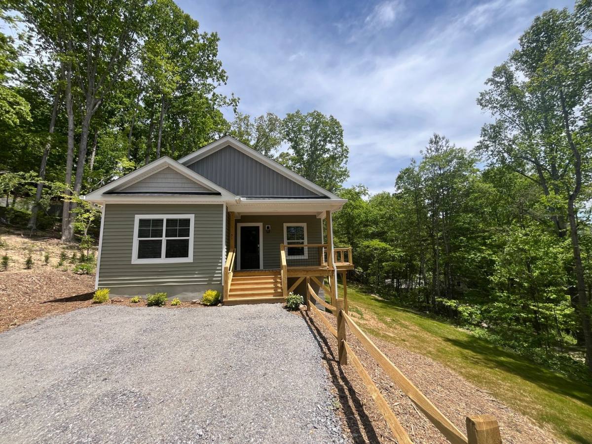 House for rent at 51 Flat Top Mountain Rd, Fairview, NC 28730