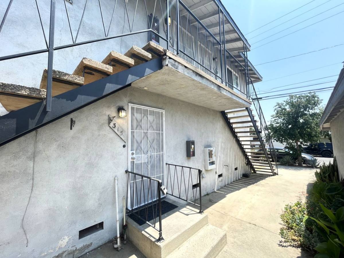 Apartment for rent at 307-319 E 6th St, Azusa, CA 91702